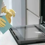 Come pulire i vetri del forno incrostati? Il metodo che non lascia residui