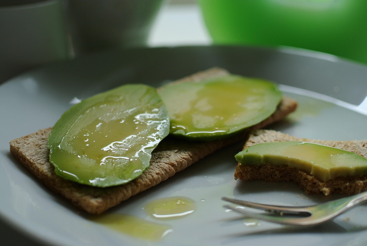 Avocado spalmato su pane integrale, un'alternativa sana al burro per il cuore.