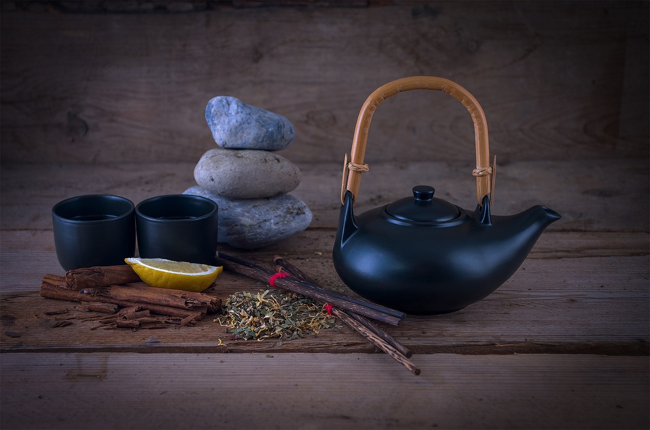 Tisana serale per depurare il fegato grasso, con erbe e ingredienti naturali.