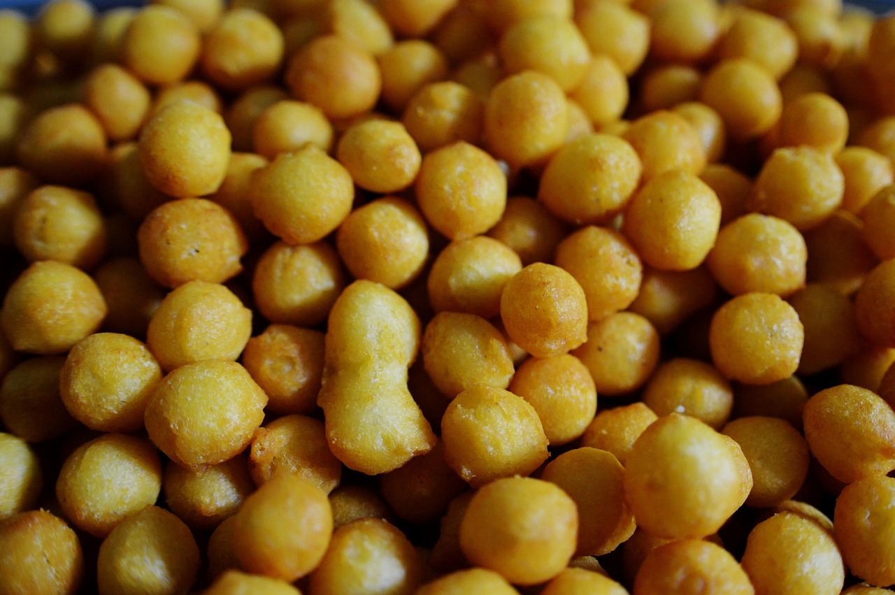 Lupini in una ciotola, snack proteico e povero di grassi ideale per l'aperitivo.
