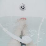 Gambe gonfie e rilassate dopo un pediluvio con sale e aceto.