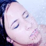Donna che si sciacqua il viso dopo aver applicato acqua micellare.